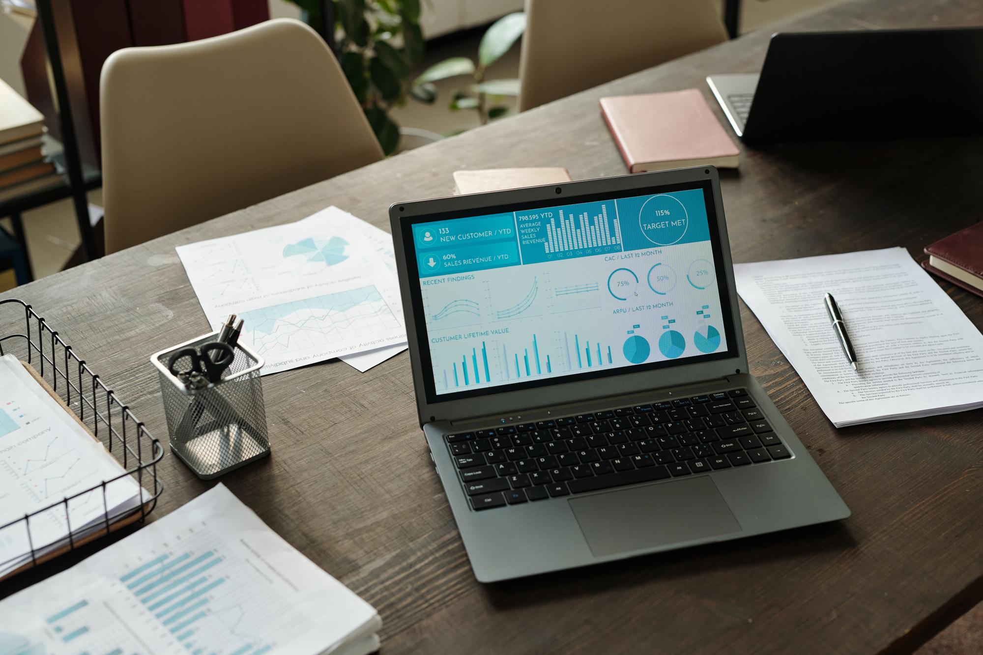 Laptop mit Finanzübersicht